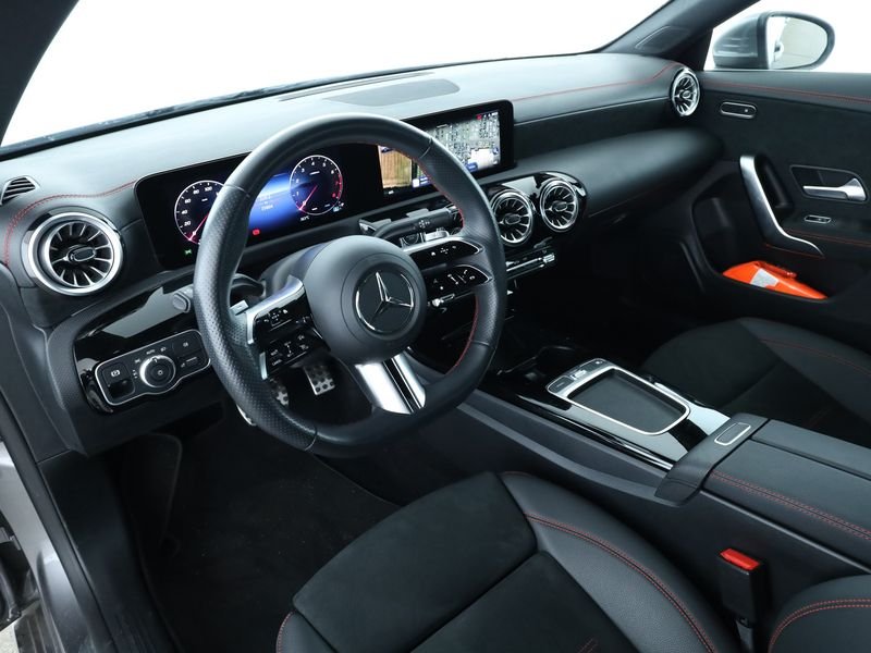 W1K5M8EB3RN442408_5_INTERIOR.jpg