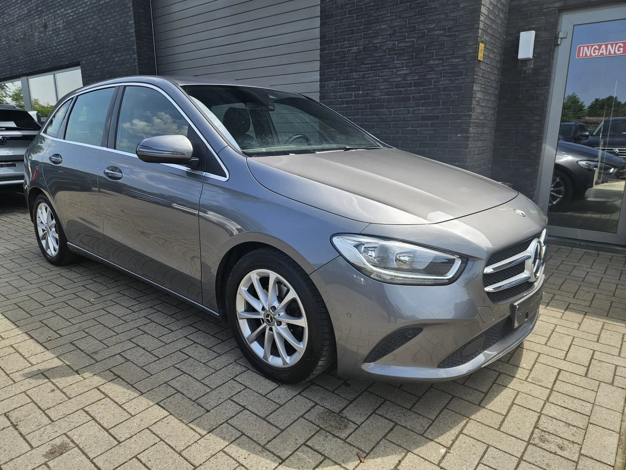 Mercedes-Benz  B180