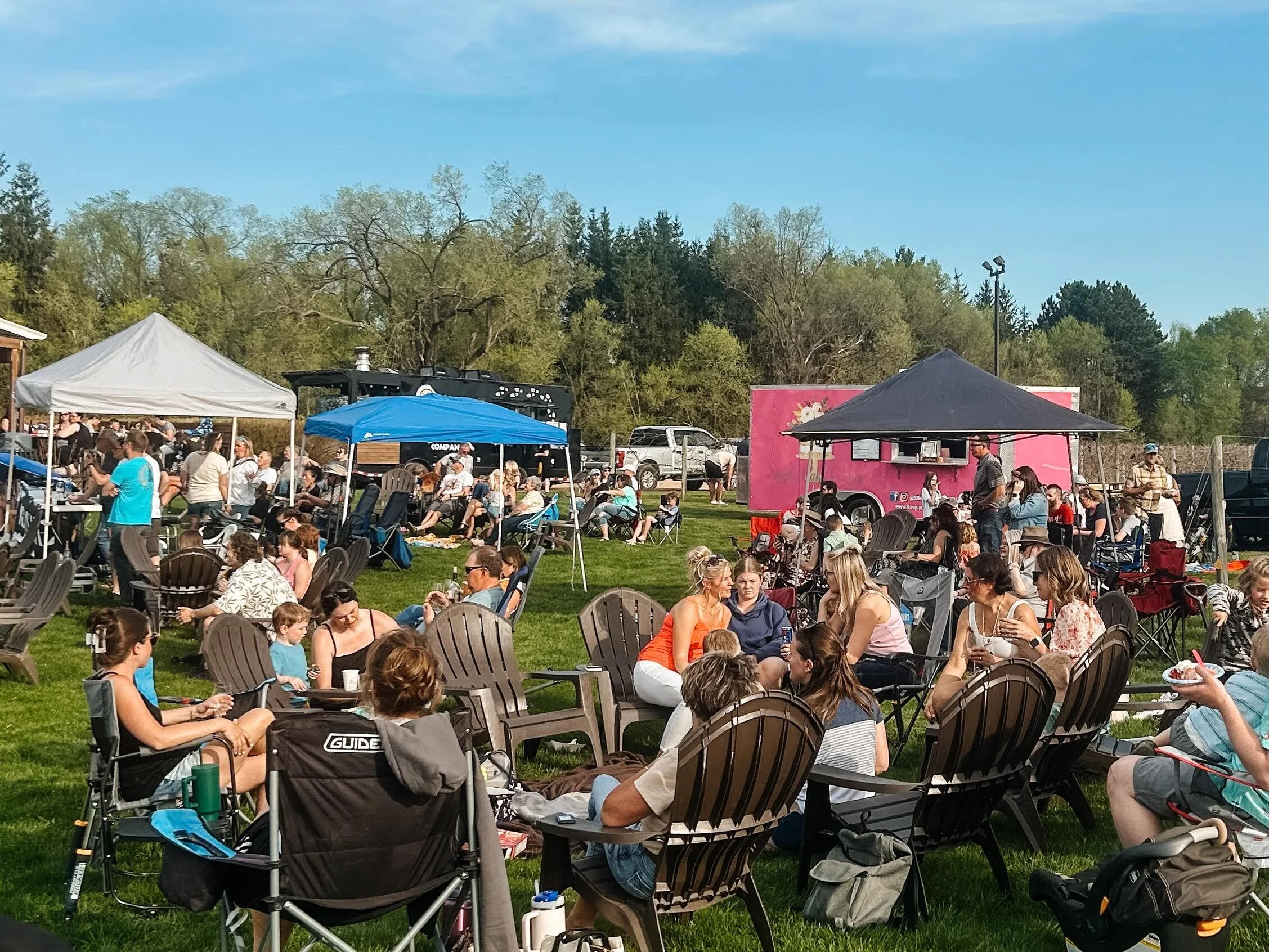 This is what weekends at River Bend look like. 🍷☀️ And we&rsquo;re just getting started&hellip;Friday kicks off our first Family Night of the season! @bigpapabbqec will be here from 4&ndash;8pm and @micahuttechtmusic performing 5&ndash;8pm (yep&hell