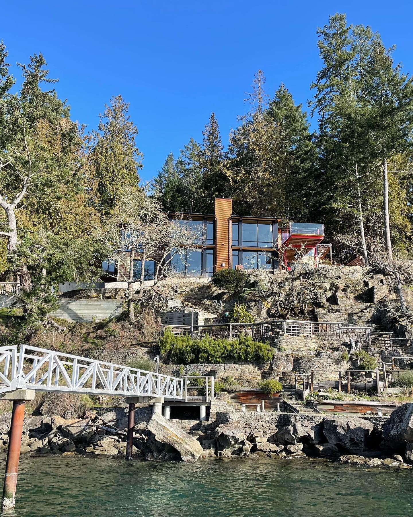 Looking fine on a sunny day.  Can&rsquo;t get enough of this house.  So many details&hellip;..love seeing how they all came together.  Thanks to all the many talented trades and suppliers!!
#wilcobuilt #saltspringisland #customehome #waterfront #gang