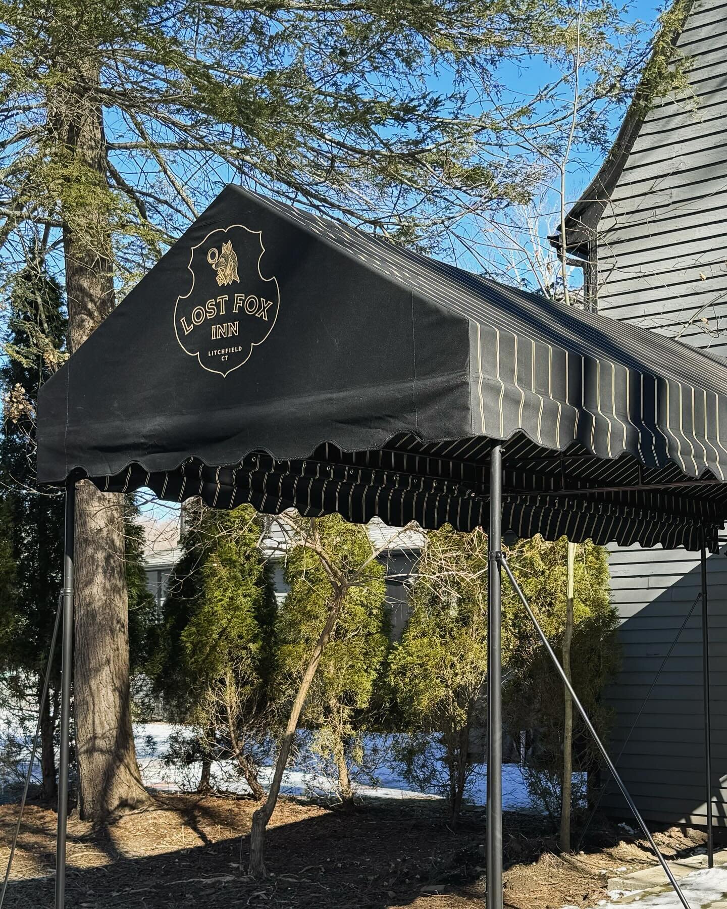 The view from here lately&hellip;
.
.
.
#lostfoxinn #bybyrd #litchfieldct #litchfield #awning #vignette #tavern #muralwallpaper #diningroominspo #myeclecticmix #oldmeetsnew #oldworldcharm