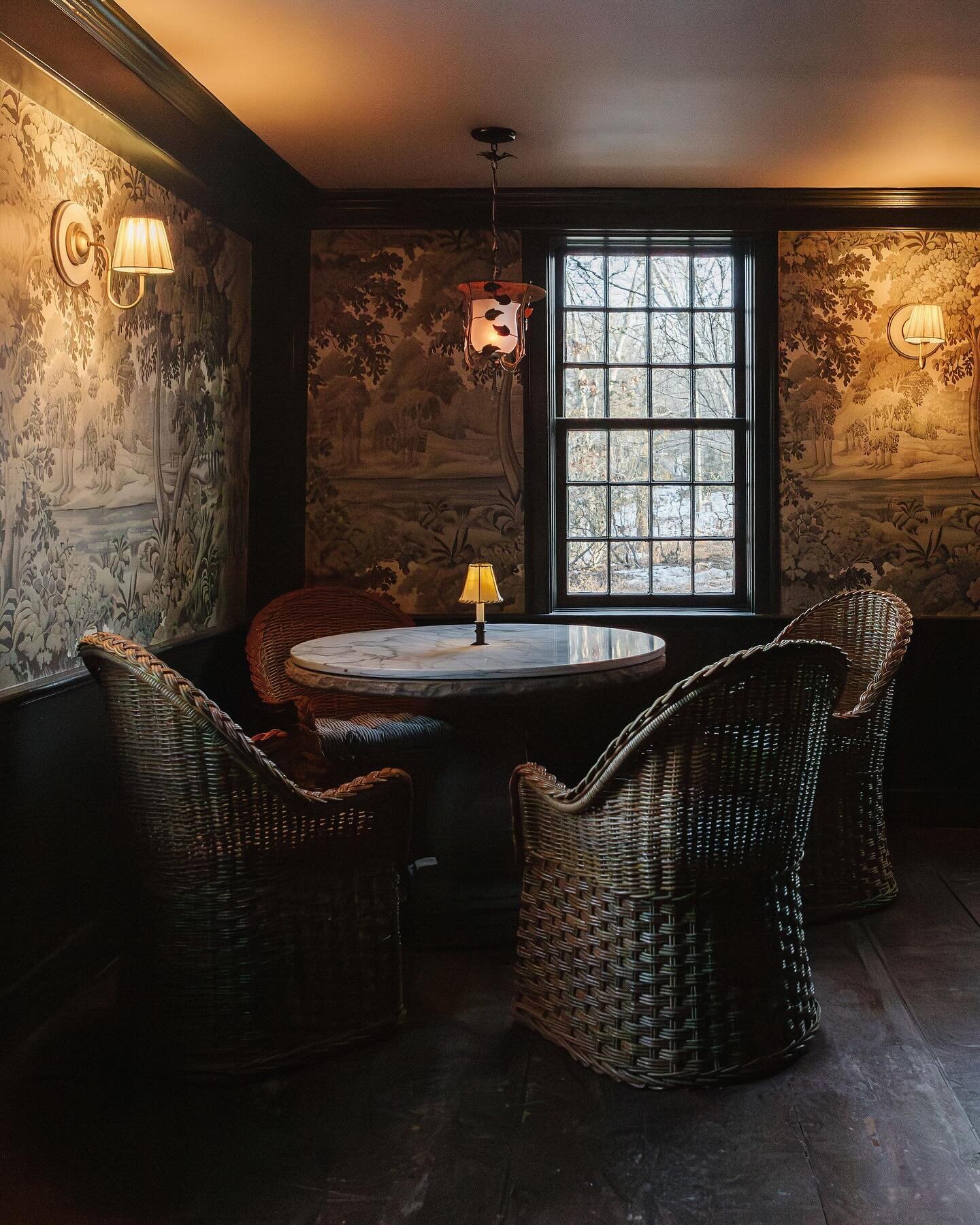 A peek into the Tavern.
.
.
.
#lostfoxinn #litchfieldct #tavern #muralwallpaper #studiogreen #wicker #restaurantdecor #restaurantstyle