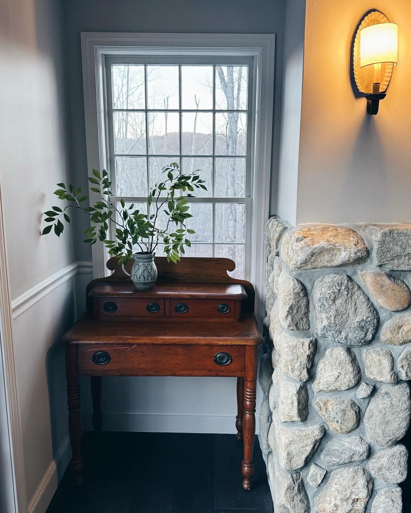 This sweet moment.
.
.&rsquo;.
#lostfoxinn #litchfield #vignette #antiquelover #vintagehome #vintagehomedecor #oldmeetsnew #cottagecore #colonialhouse