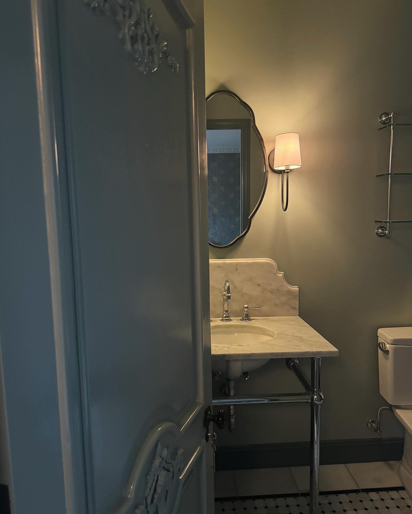 We have some lovely curves in the rooms from the custom sink backsplash and mirror in the bathrooms to the ceiling lights that give a pretty flower cloud effect at night in the rooms in the inn.
.
.
.
#lostfoxinn #litchfieldct #classichoteldecor #mar