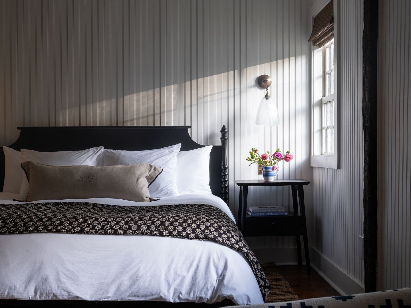 The private schoolhouse cottage is the perfect getway. In room deep soaking tub, fireplace, king bed, dining area, coffee/wine bar, sunken living room, 2 bathrooms. Child and pet friendly, or the best romantic escape for two. 
📷 @jackiecaradonio #lo