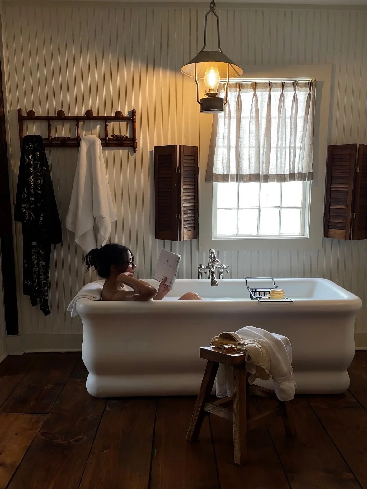 Perfect Sunday morning mood in our luxe in-room soaking tub in the schoolhouse cottage.
.
.
.
📷 @thesenseswefeel 
#lostfoxinn #bybyrd #vintagetub #brightontub #litchfieldct #litchfieldhotel #litchfieldboutiquehotel #newenglandinnsandresorts #whereto
