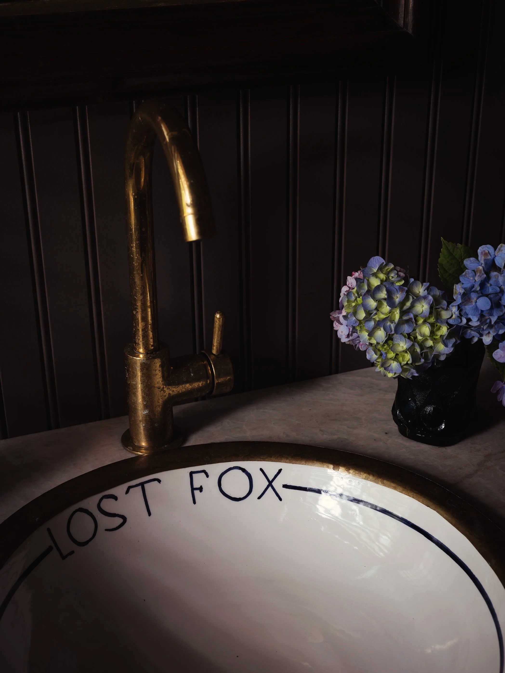 We love seeing pumpkins in October, but we also love that many of our hydrangeas are still blooming and working nicely to bring inside and let dry for long lasting joy. Here&rsquo;s a little ode to the hydrangea. 
.
.
.
#lostfoxinn #bybyrd #litchfiel