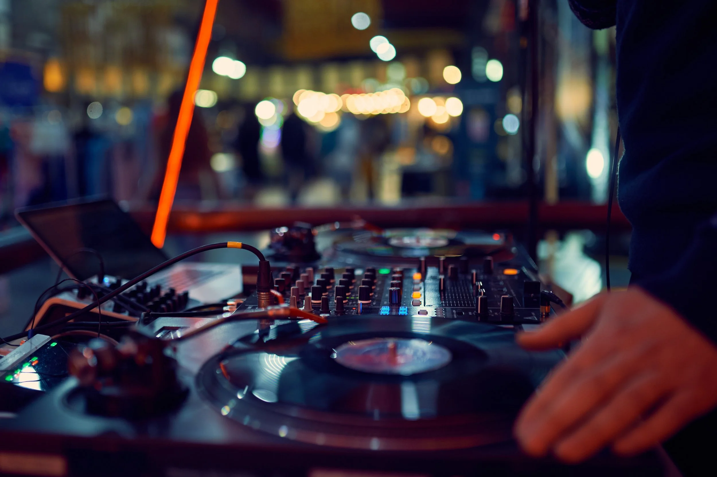 turntable-hand-of-dj-on-the-vinyl-record-at-night-2022-01-19-00-11-59-utc.jpg