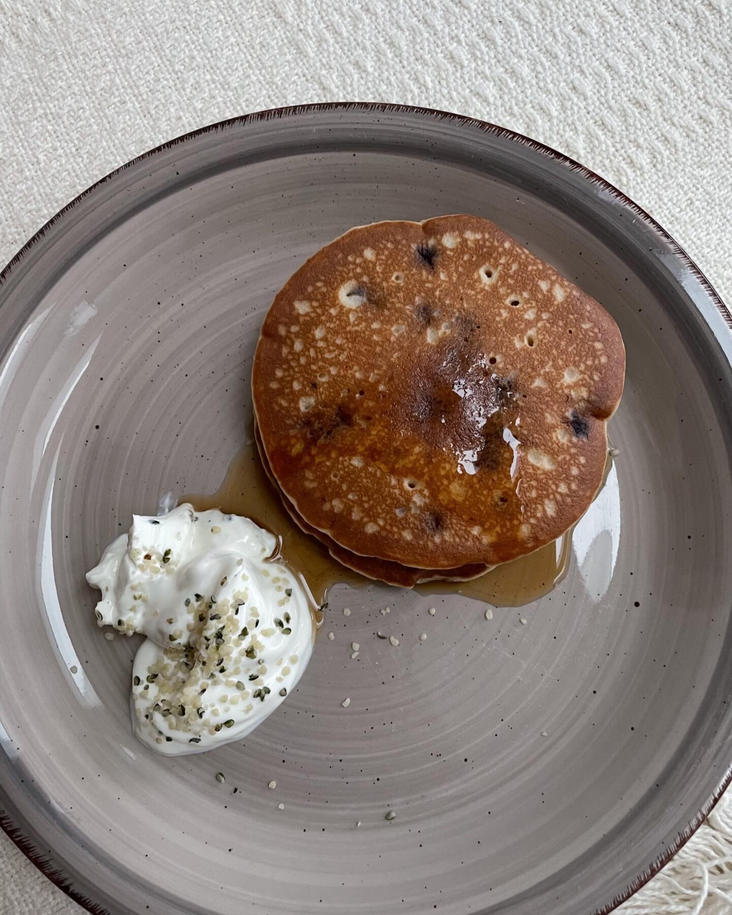 some gut friendly breakfast I eat on repeat 🫶🏼

1. probiotic blueberry pancakes
2. chia pudding fibre bowls
3. herby egg salad on sourdough
4. banana breakfast loaf
5. a bit of everything plate 
6. seed cycling yoghurt bowls
7. banana cashew butter