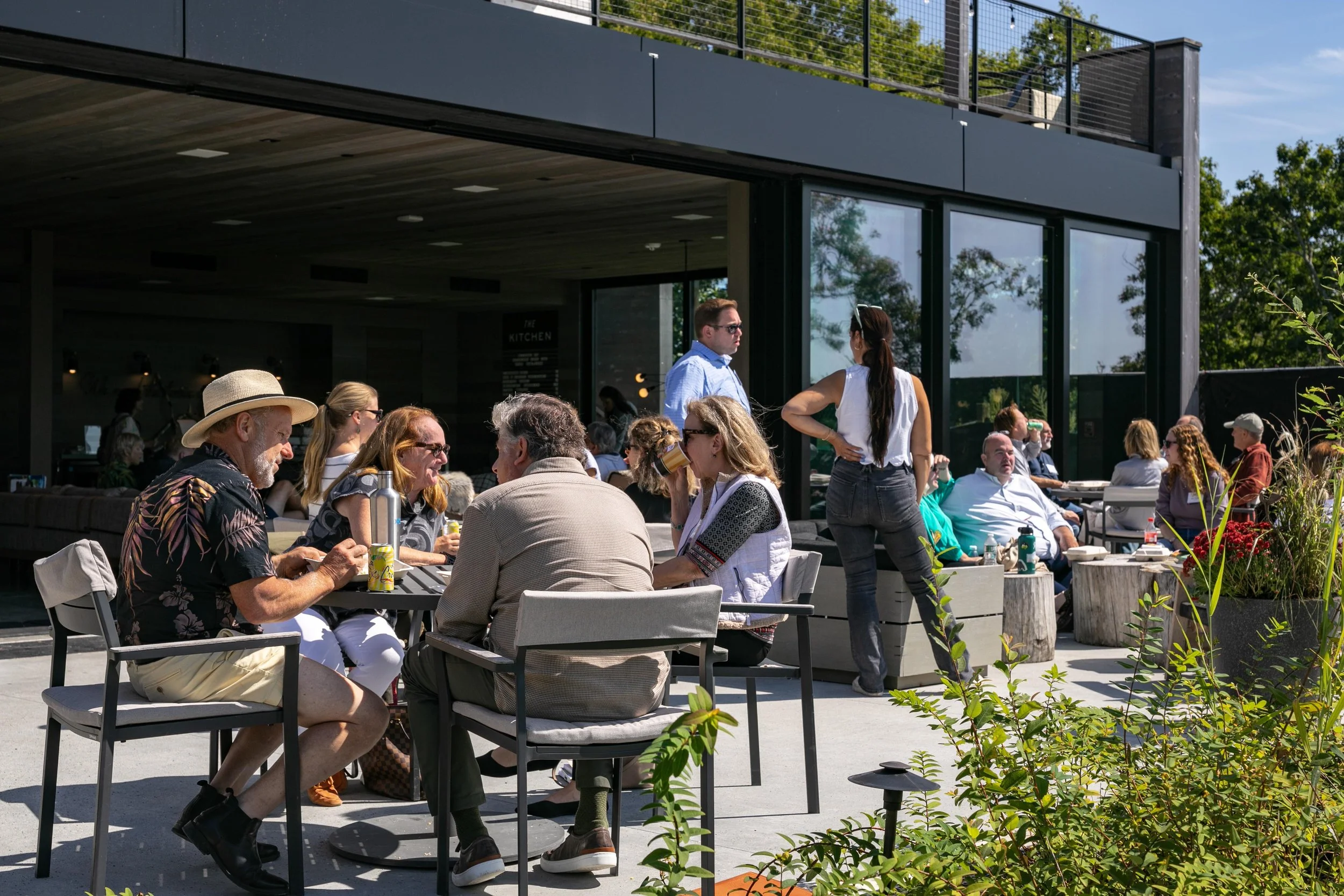 1-ModernLivingSymp_2023_networking_109.jpg