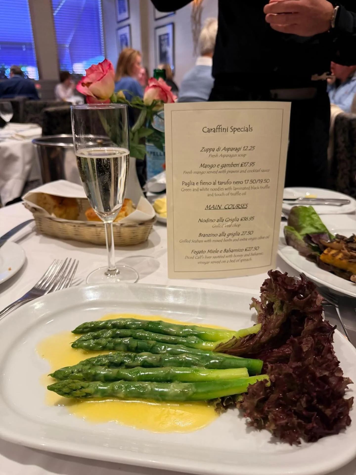 Seasonal simplicity at its best 🌿✨
Fresh asparagus, simply done, perfectly dressed. Sometimes the best dishes say the most with the least.