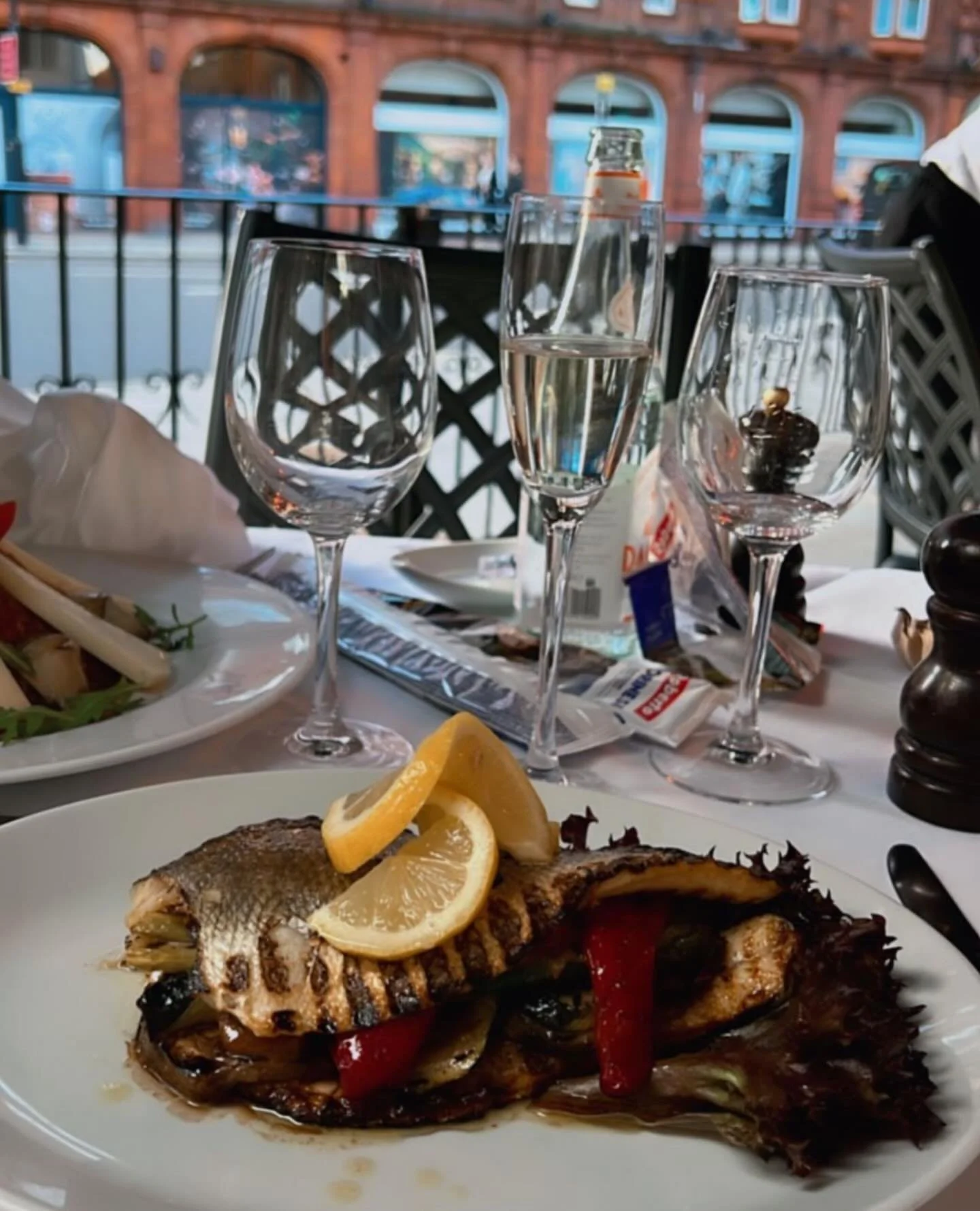 Sun out, terrace on, and something fresh from the grill 🍋✨
Simple, seasonal, and exactly how lunch should feel at Caraffini.