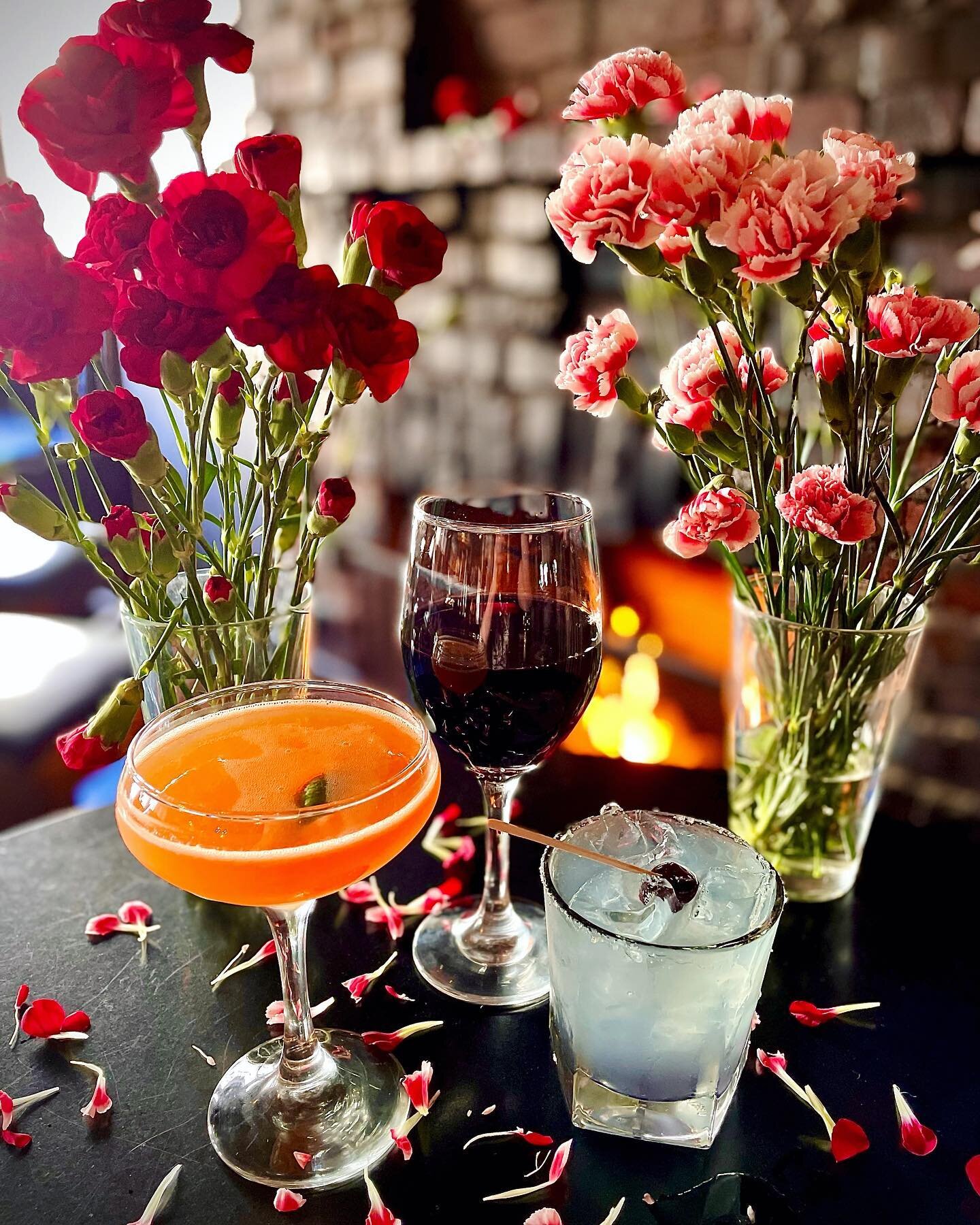 You know where to cozy up this Valentine&rsquo;s Day&hellip;

#valentinesday #nobhill #cocktails #fireplace #roses