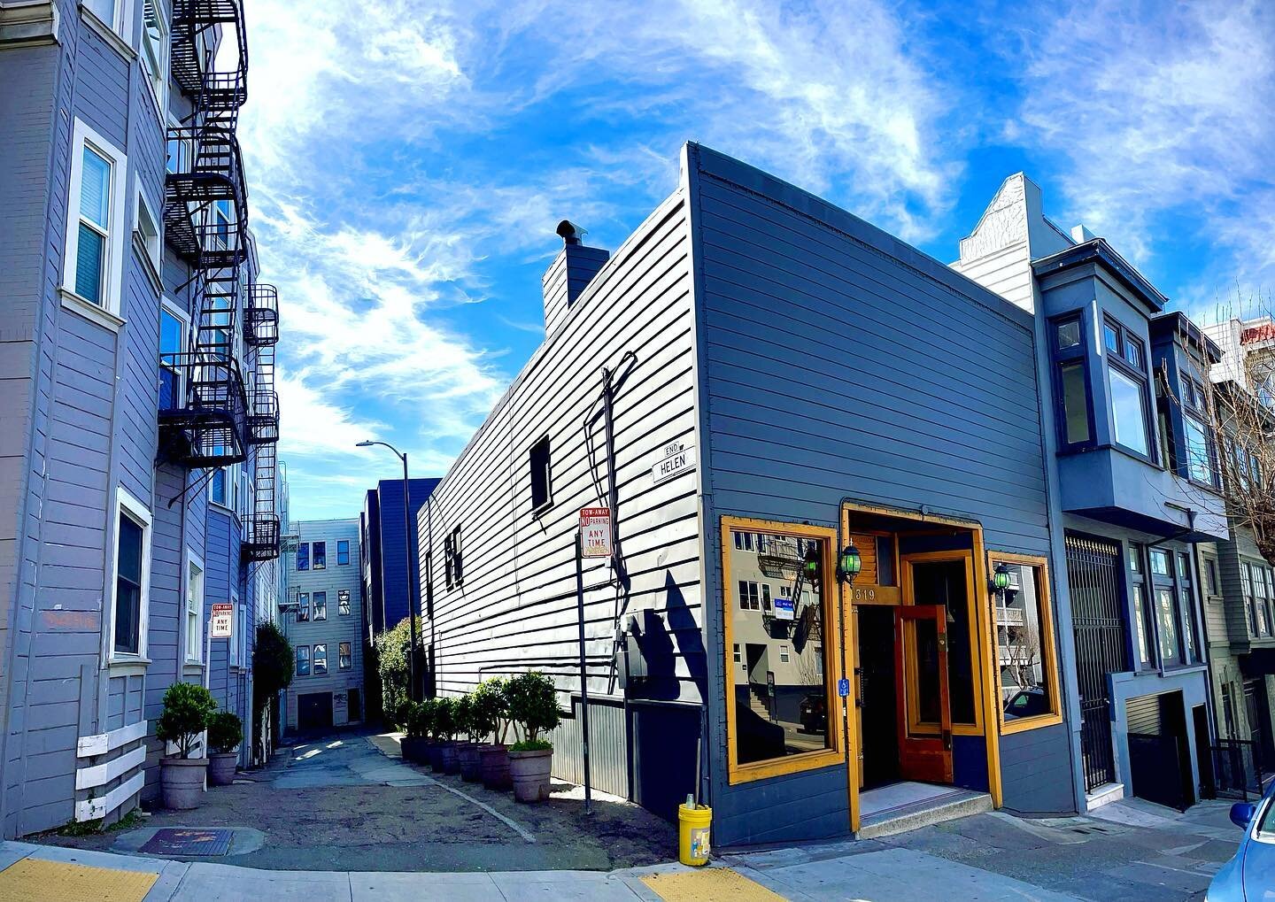 Nob Hill&rsquo;s coziest haven looking good under those blue skies&hellip; 

#nobhill #springforward #cocktails #sfhappyhour #sanfrancisco #sfbars #happyhour #cablecar #californiast