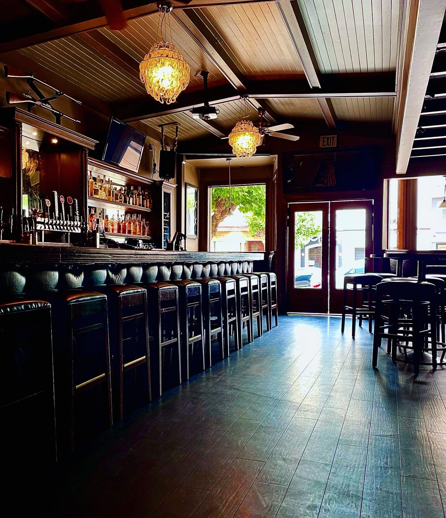 We love this time of year&hellip;Open @ 4!

#nobhill #happyhour #cozy #neighborhoodbar #sanfrancisco #cocktails