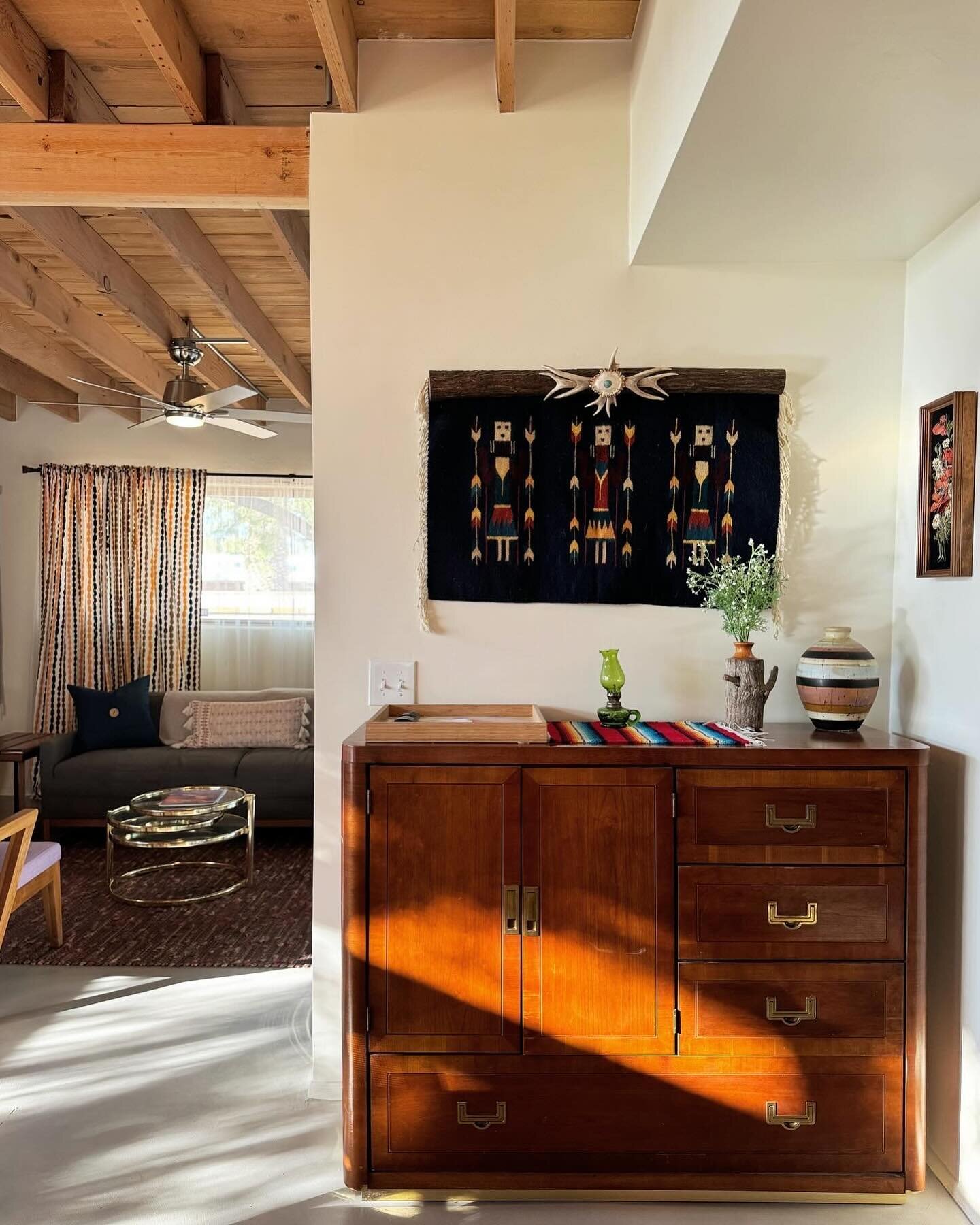 &ldquo;Mid-Century meets Southwest in this unique burnt adobe Tucson home. Cement overlay flooring, fresh paint, exposed wood beam ceilings, wood burning fireplace, fans throughout.&rdquo;

Excerpt from the listing by Found Realty

4 bed / 2 bath
221