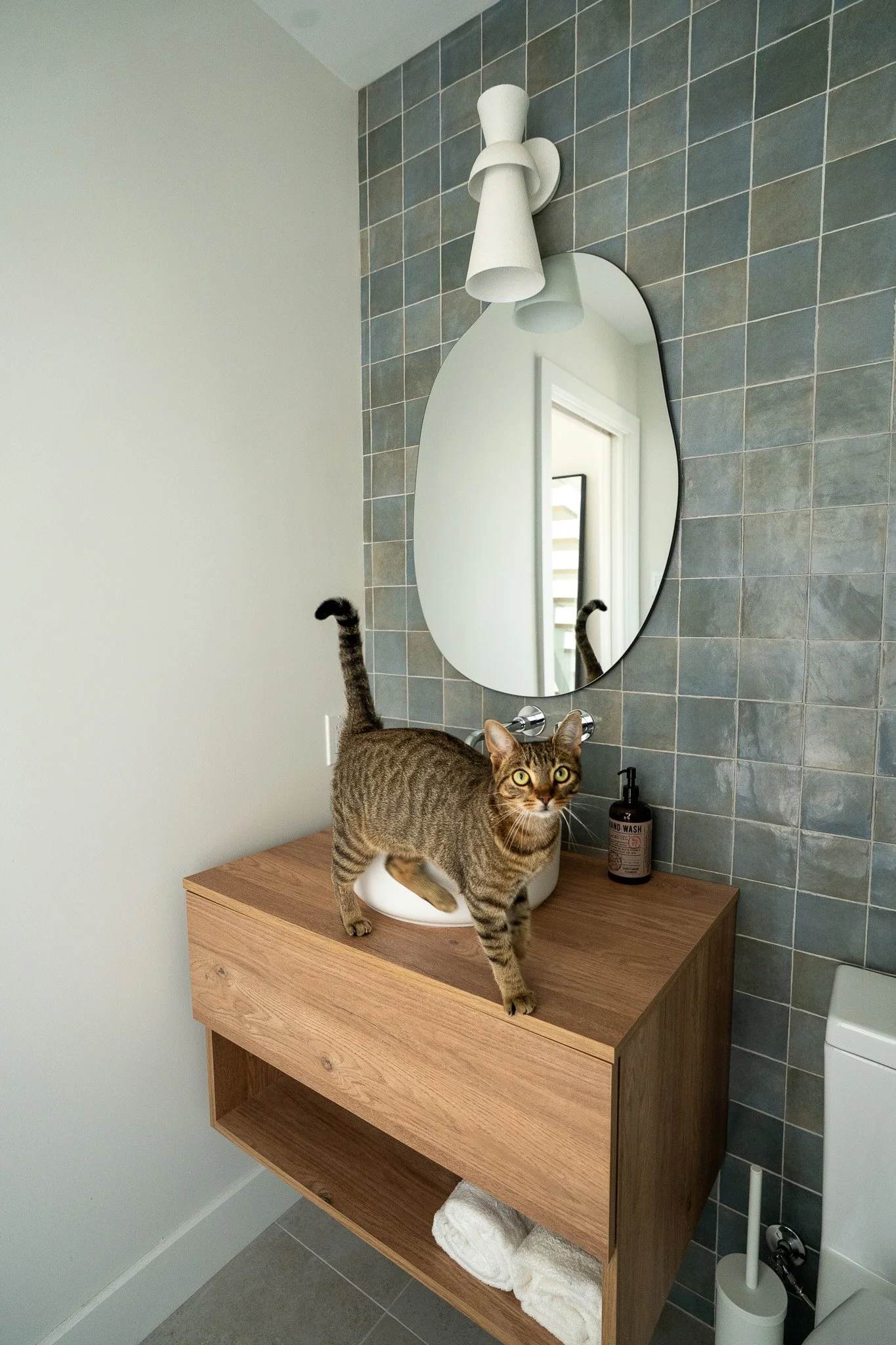 ✨ R&eacute;alisation ✨
Une salle de bain aux lignes &eacute;pur&eacute;es, pens&eacute;e pour &ecirc;tre &agrave; la fois fonctionnelle et agr&eacute;able au quotidien. Des mat&eacute;riaux durables, une ambiance douce et un am&eacute;nagement bien r