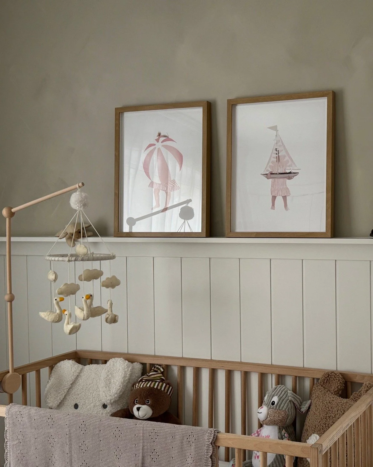 Bienvenue dans la chambre de Rapha&euml;lle 🧸✨

Pour ce projet, l'objectif &eacute;tait de cr&eacute;er une atmosph&egrave;re apaisante et intemporelle. On craque particuli&egrave;rement pour les petits cygnes qui veillent sur ses nuits.
Qu&rsquo;en