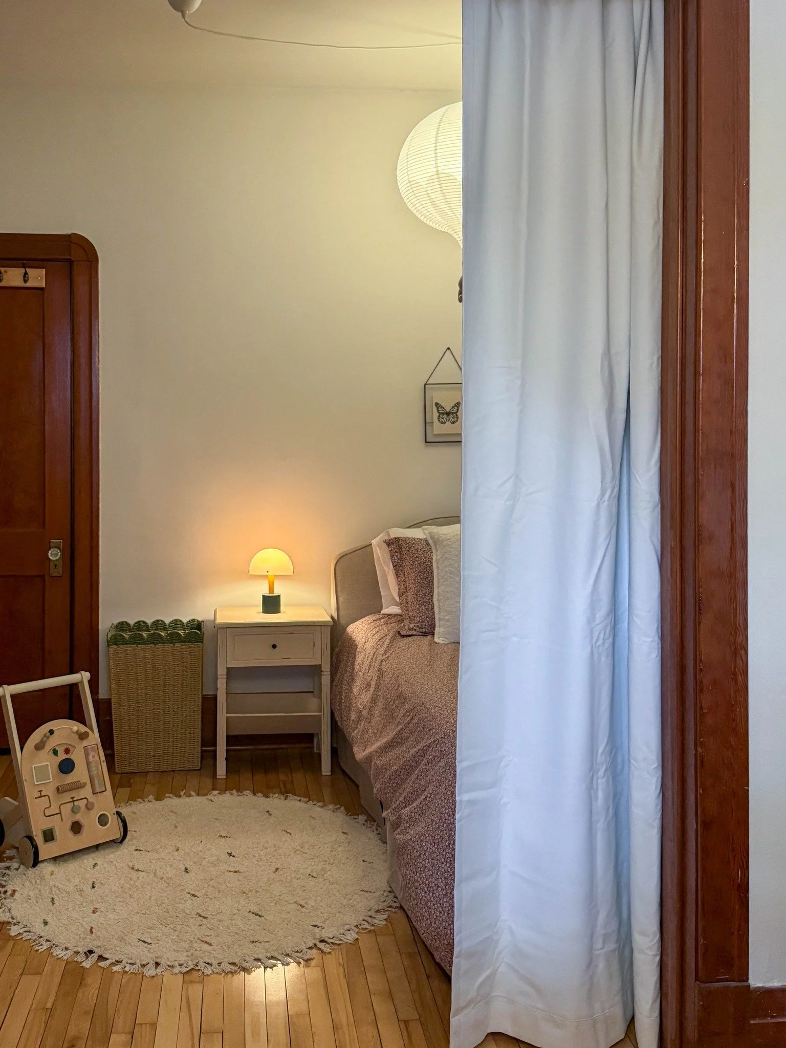 🧸Toute en simplicit&eacute;, cette chambre d'enfant pr&eacute;serve le charisme architectural des ann&eacute;es 1920. Les boiseries et le plancher d'origine ont &eacute;t&eacute; conserv&eacute;s pour garder toute l'&acirc;me de l'appartement montr&