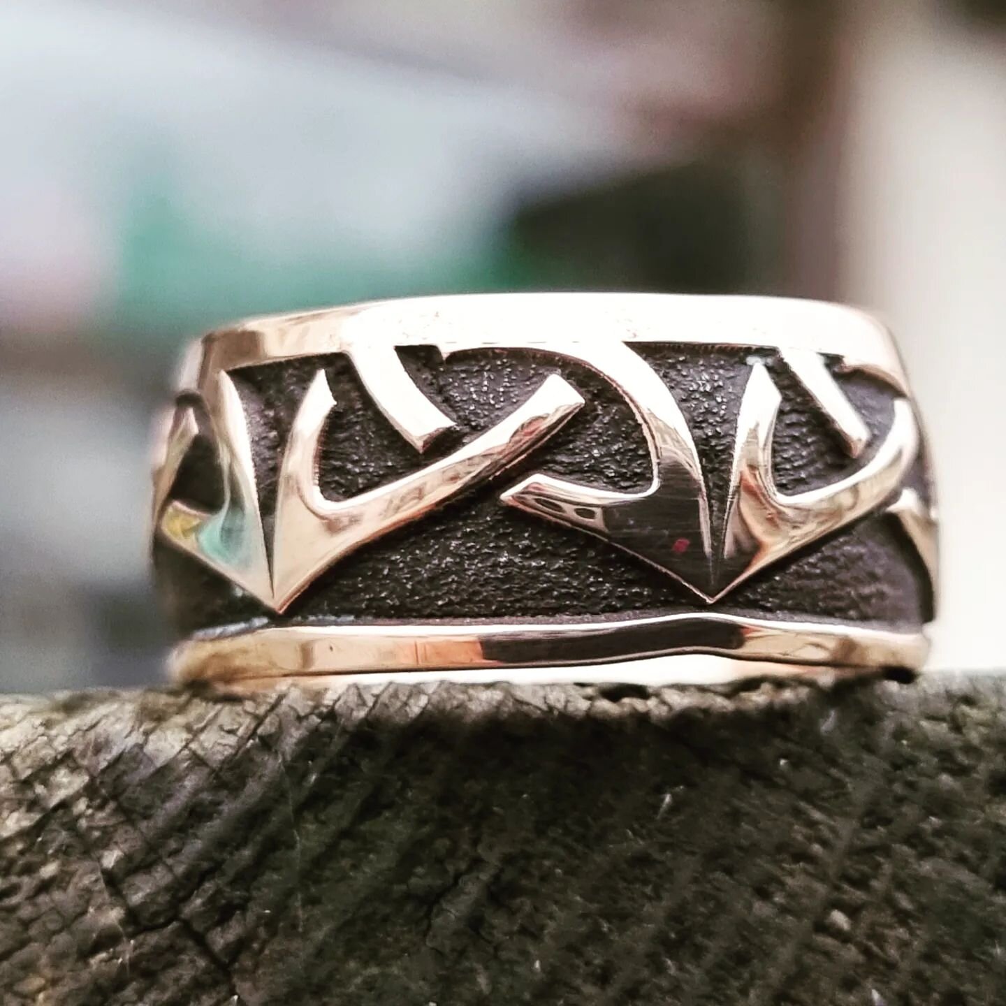 Dagens ring er ferdig, laget av en gammel 5&oslash;ring i kobber, gravert, former og polert.
#dalk #myntring #spesiallaget #viking #ring