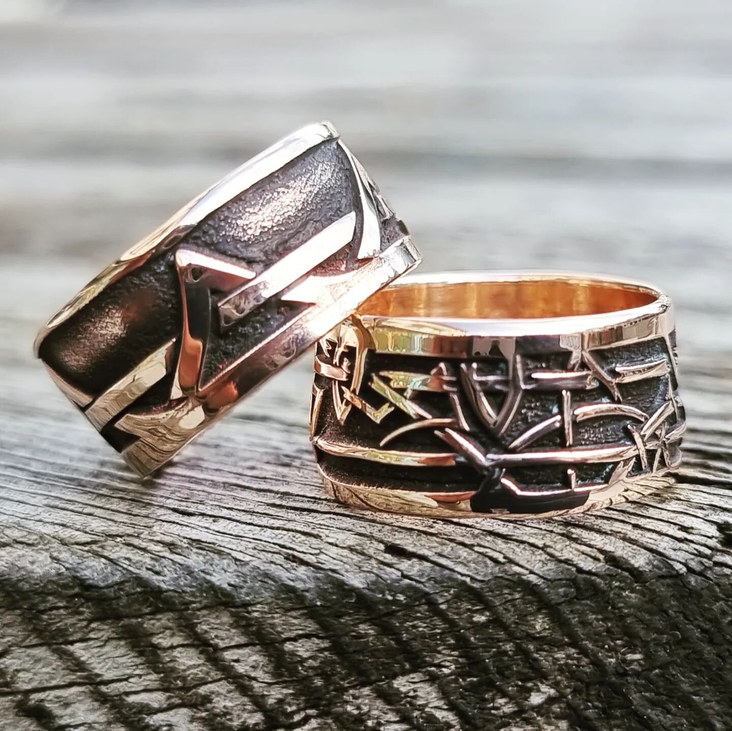 Dagens ringer er laget, disse er laget av gamle 5&oslash;ringer, gravert, formet og polert med unike design! 
Har du lyst p&aring; en slik? Ta kontakt s&aring; lager jeg en i din st&oslash;rrelse!
#dalk #mynt #ring #smykke #personlig #custom #coinrin