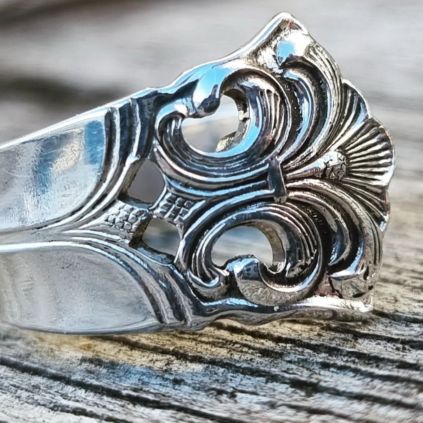 Dagens ring laget, stilig design som &aring;asser for alle! 
#spoonring #dalk #ring #jewelry #custom #reuse #remake