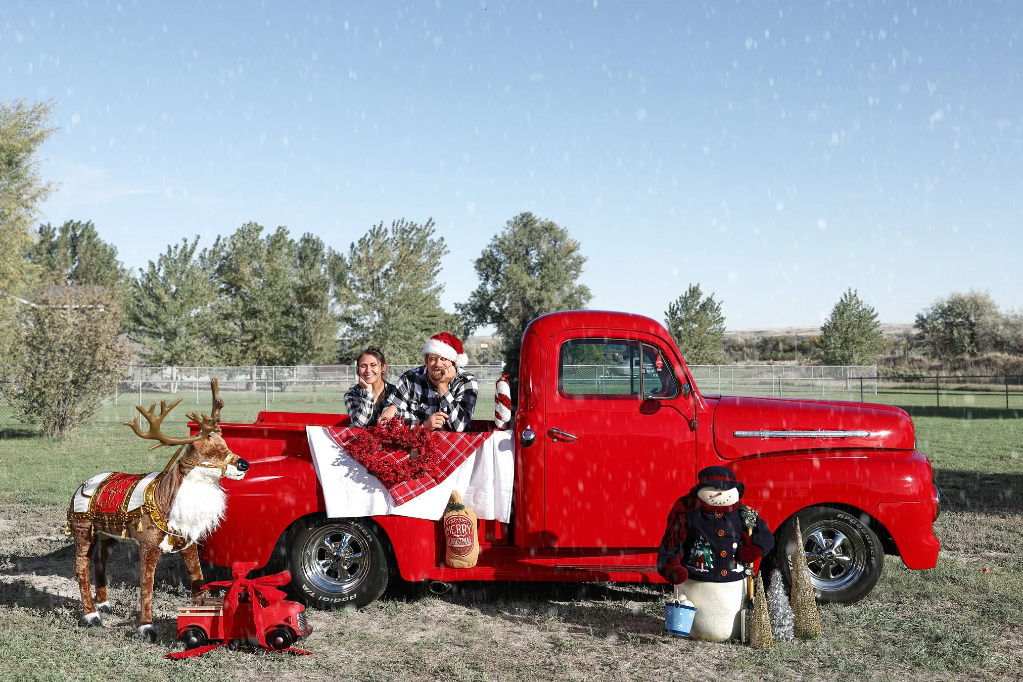 christmas-holiday-family-photos-vintage-truck-laurel-near-billings-montana.jpg