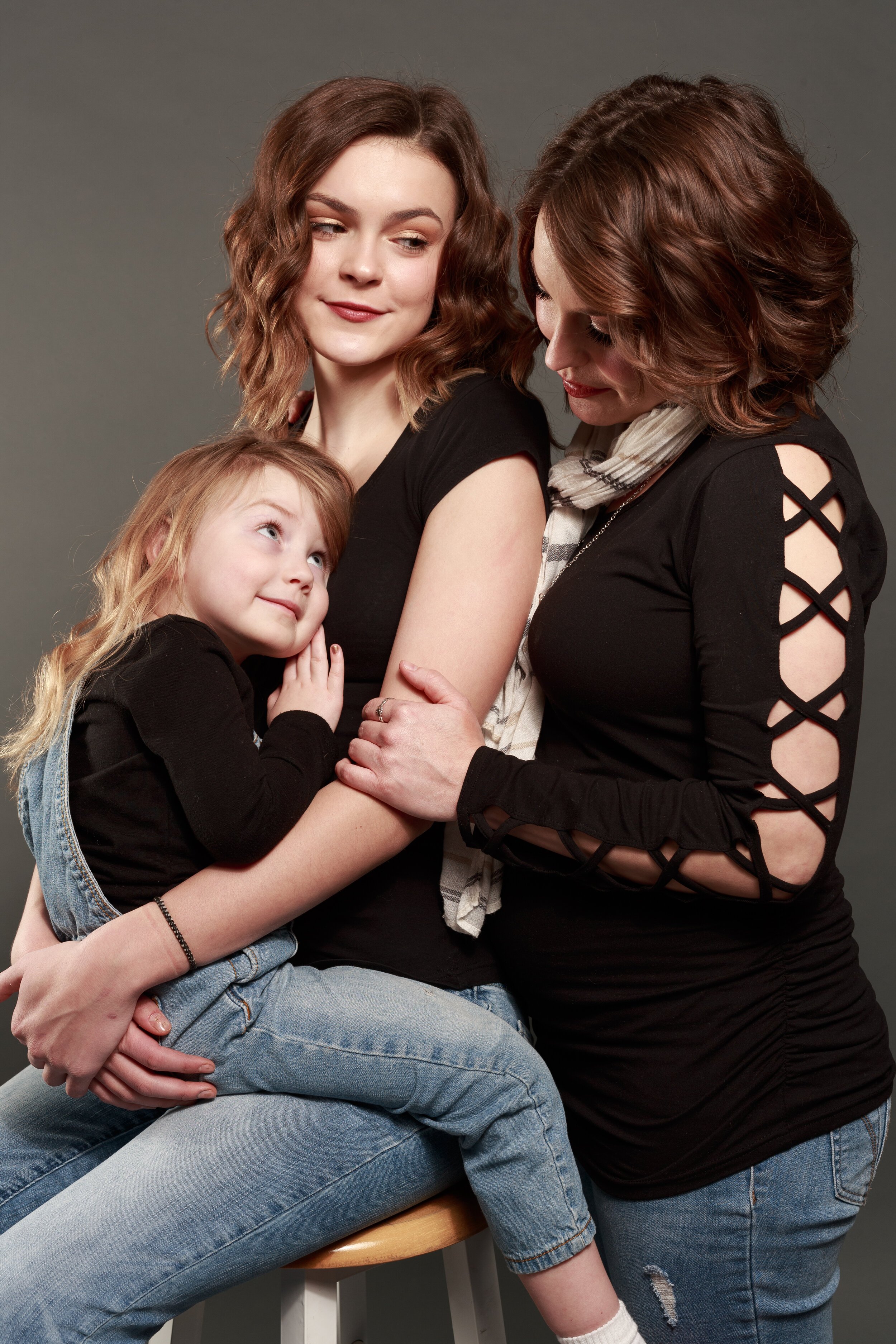 Photo of pregnant mother with her two daughters for mommy and me in Laurel, MT