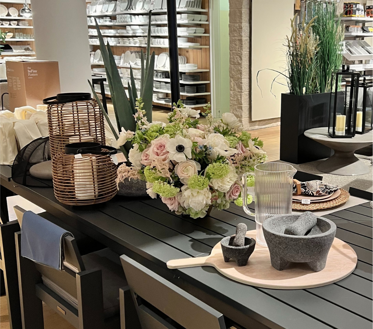 Corporate event with a centerpiece designed by Fashionable Florist.