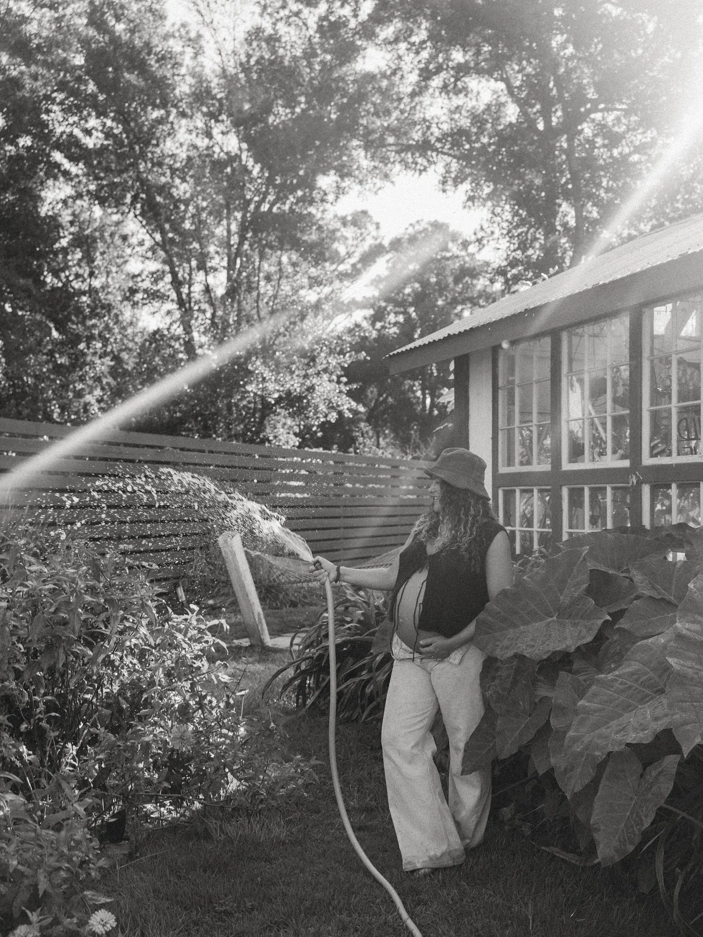 A quiet morning in the garden with @kellahwoerner 🌸 

Y&rsquo;all already know that maternity sessions make my heart explode, but it hits even harder when it&rsquo;s a friend I&rsquo;ve been able to witness growing up the last 15+ years. 

What I al