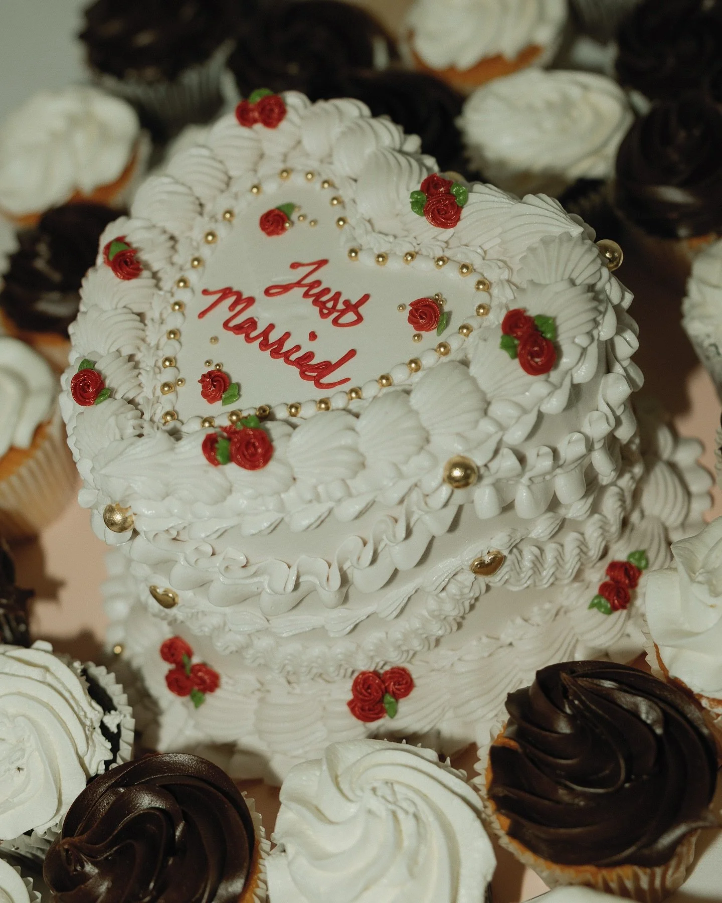 Cutting the cake hits different when you order from @lilyjelly_bakes ❤️❤️ 

Madelyn had such a timeless vision for this &amp; she knocked it out of the park. When you&rsquo;re planning a simple wedding, the cake is something that should make a statem