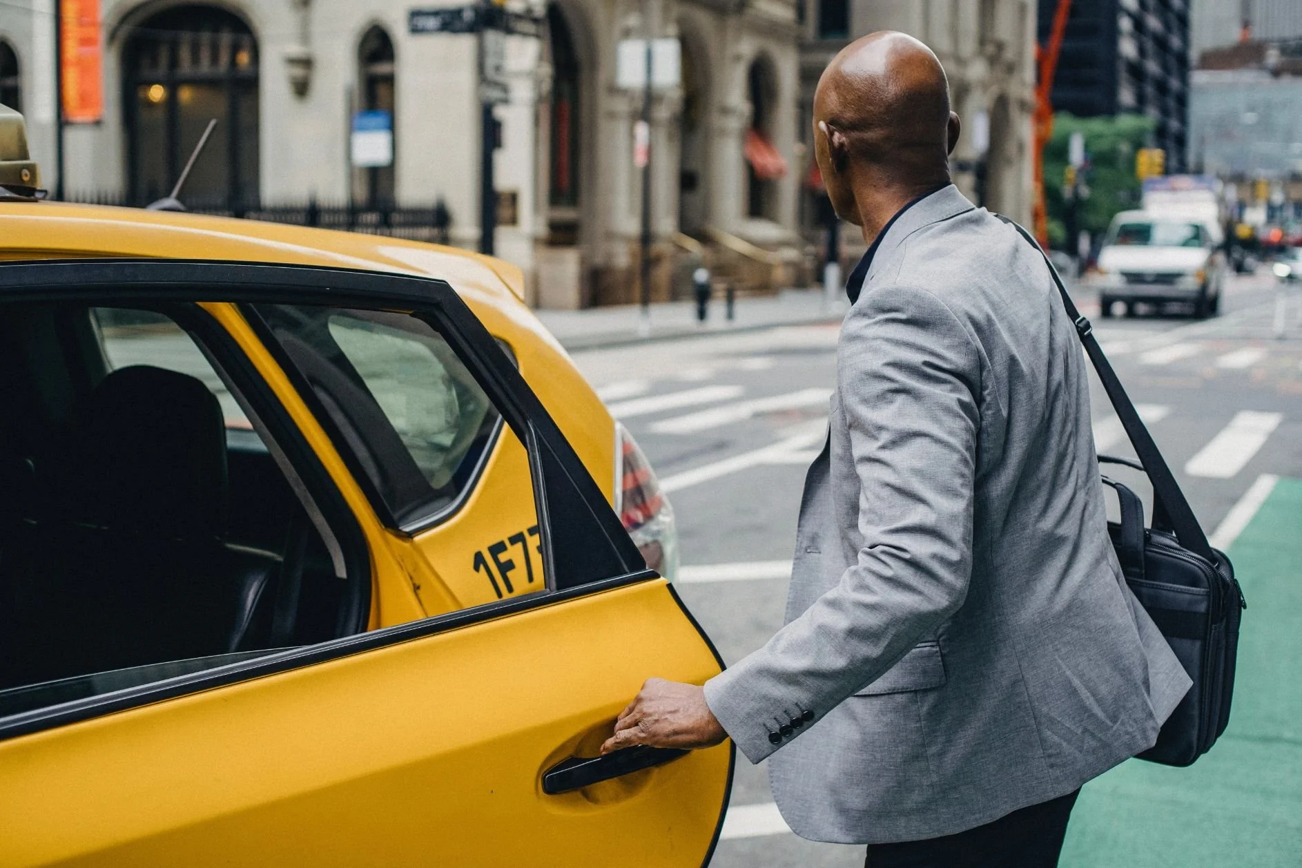 Роберт де ниро таксист. Do you need a taxi the doorman. Do you need a taxi the doorman. Человек открывающий дверь такси. Способы выражения будущего времени упражнения.