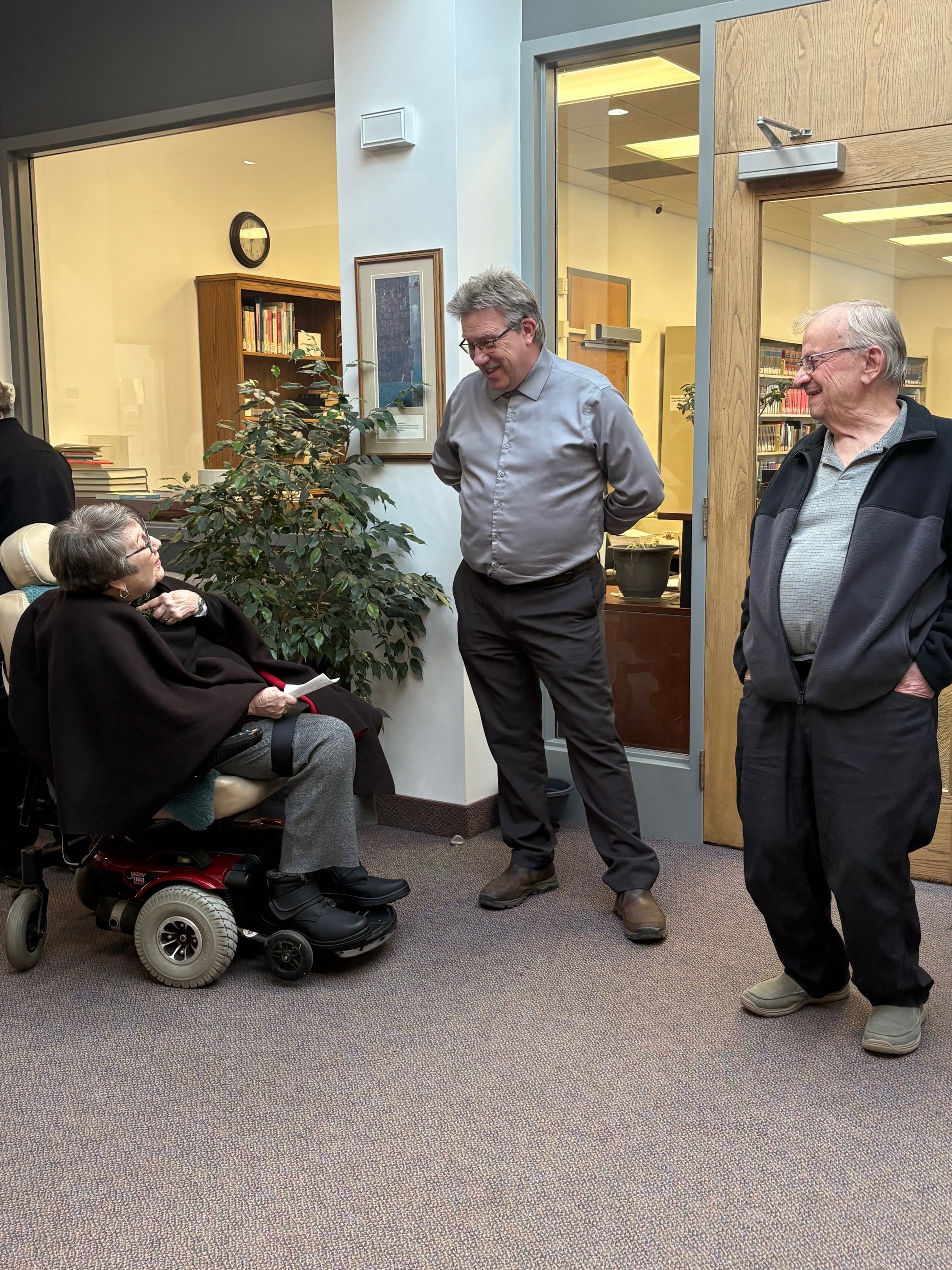 Terry Pattison visiting with Seminary Guild members.