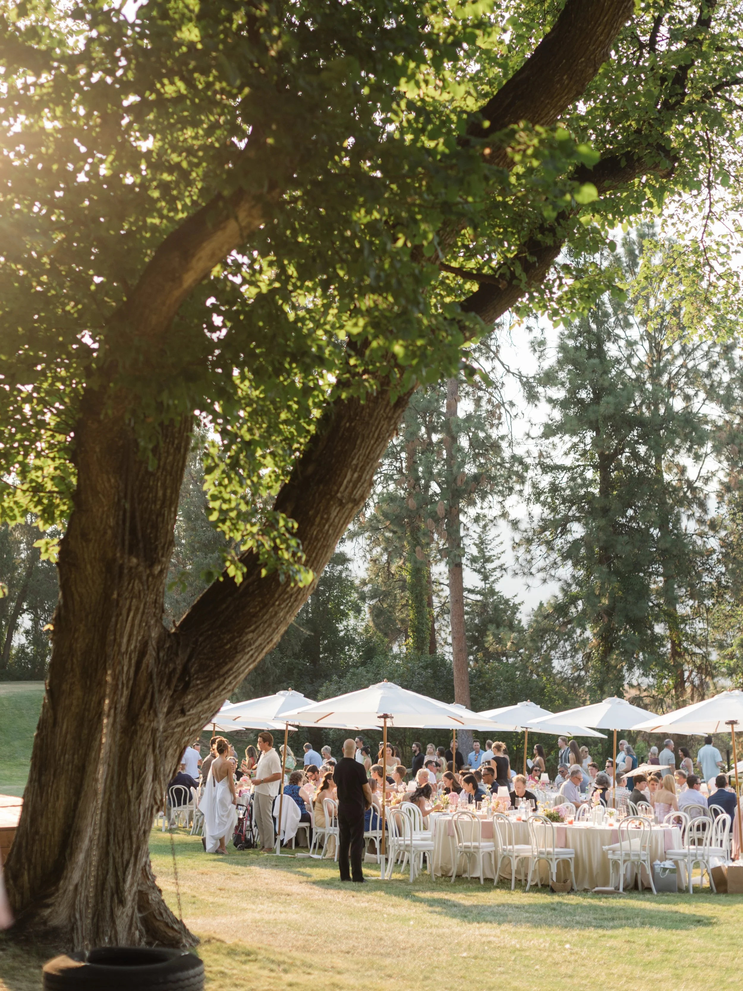 Pretty in pink&mdash; from pink beer cozies to glassware, it was a playful kickoff to the weekend.

Photo: @roycesihlisweddings 
Stationery: @paperocelot 
Florist: @anewleaffloraldesign + @minim_designs 
Catering + Bar: @cocktailscanapesokanagan 
Ren