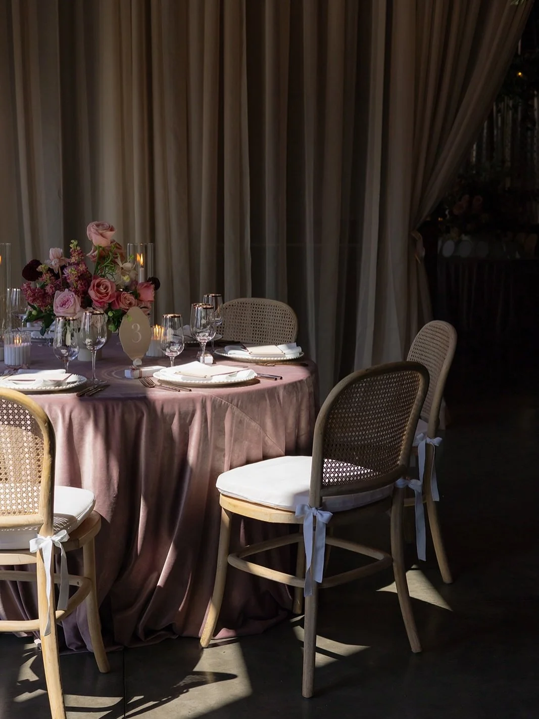 No shortage of flowers, romantic vibes, or guest experiences for this @50thparallelwine for Erin &amp; Mike.

Guests were shuttled up to the Infinity Pad ceremony and welcomed with champagne and umbrellas for the ceremony with a view. A string trio p