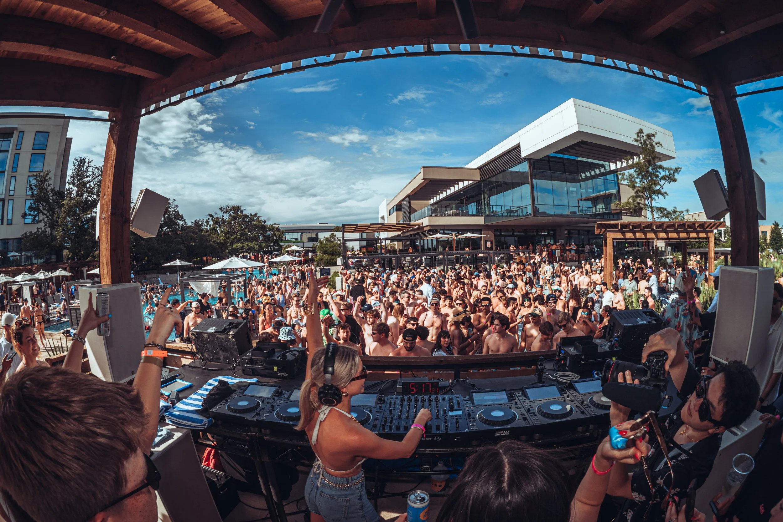 DJ DEA VILLAGE BEACH CLUB