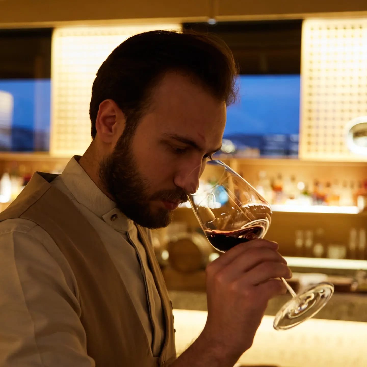 Özkan'ın Parlayan Başarısı: Certified Sommelier Unvanı ve Türkiye'nin İki Michelin Yıldızlı Restoranında Sommelier Kariyeri