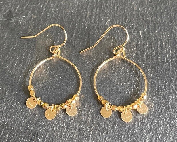 A little bit of gold to lighten up a dull day!
Gold filled hoop and coin earrings. Just added to my website .
.
.
.
.

#handmadejewellery #handmadeuk
#uniquejewellery #goldjewellery #contemporaryjewellery #goldjewellery #semipreciousjewellery
#gems #