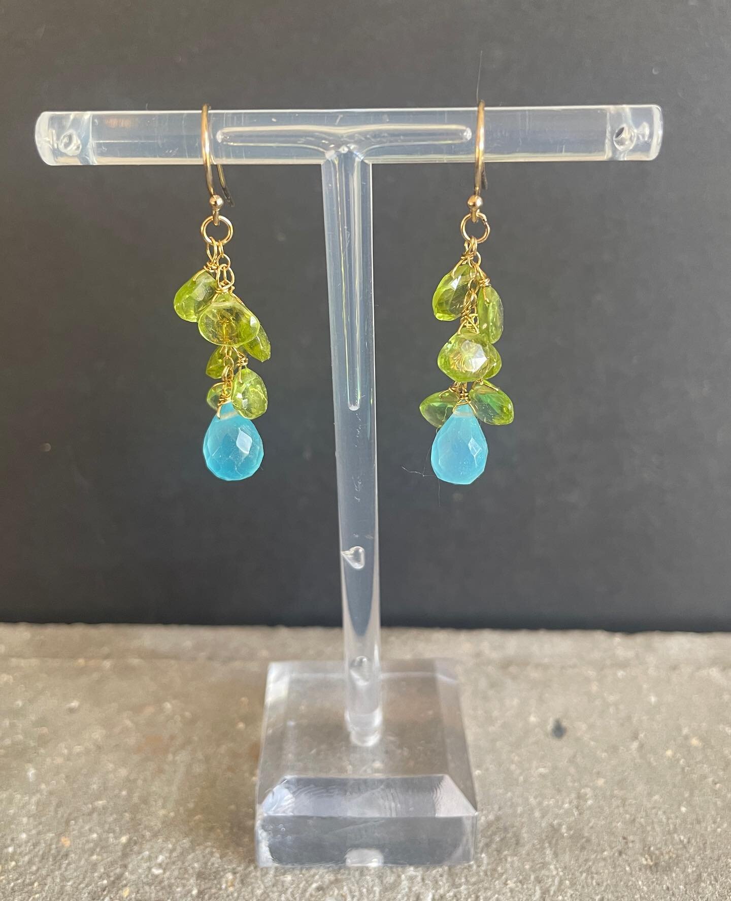 These Peridot and Chalcedony drop earrings will be with me at the Soho Farmhouse Christmas market this Saturday and Sunday 10-5 
@sohohouse 
.
.
.
.
#sohofarmhouse 
#sohohome 
#statementearrings
#handmadeinoxfordshire
#semipreciousstones 
#earringsof