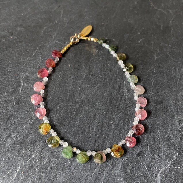 Fluorite is such a wonderful stone. Seen here in all it&rsquo;s multicoloured glory, interspersed with tiny Labradorite beads. Bracelet available from my website.
#handmade #semipreciousstones #bracelets 

#handmadeinoxfordshire #handmadeinoxford #ha