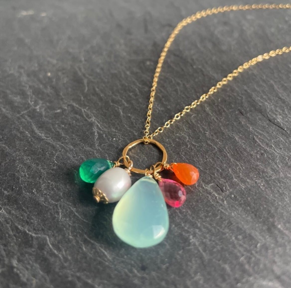 Happy 2023 😊 here&rsquo;s a new Aventurine drop necklace available on my website.
.
.
.
#handmadeuk #handmadejewelry #aventurine #madeinoxfordshire #jewellerymaker #naturalpearls #goldjewellerydesign