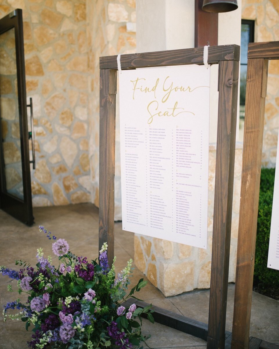 Planning your wedding seating chart? Remember, the seating chart is an opportunity to create a warm and welcoming atmosphere for your guests, so have fun with it and enjoy the process! 
&bull;
&bull;
Venue: @ravawines,&nbsp;@ravawinesweddings&nbsp;
C