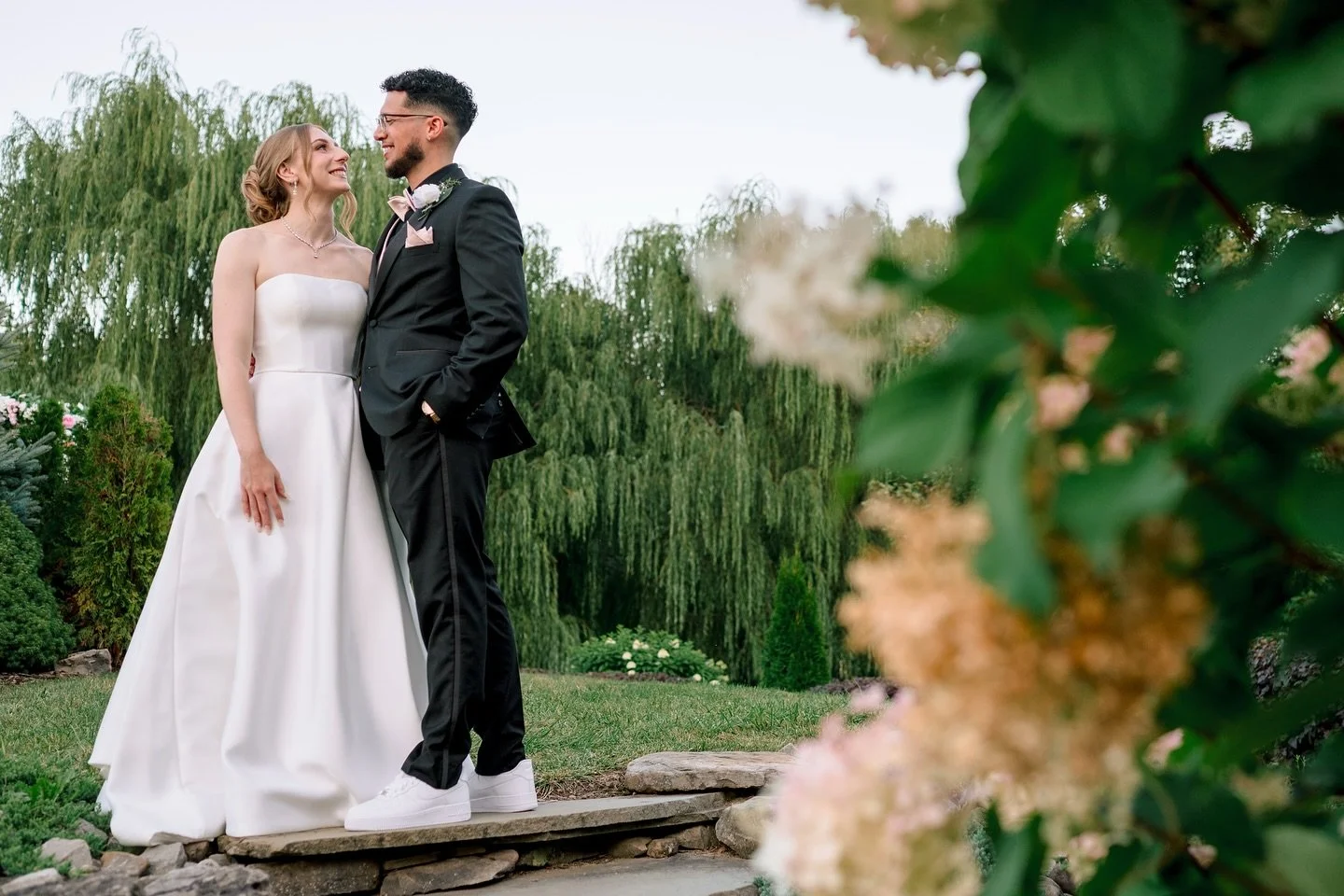 Jess &amp; Alex 🤍 the grounds at @binksberryhollow are beautiful.