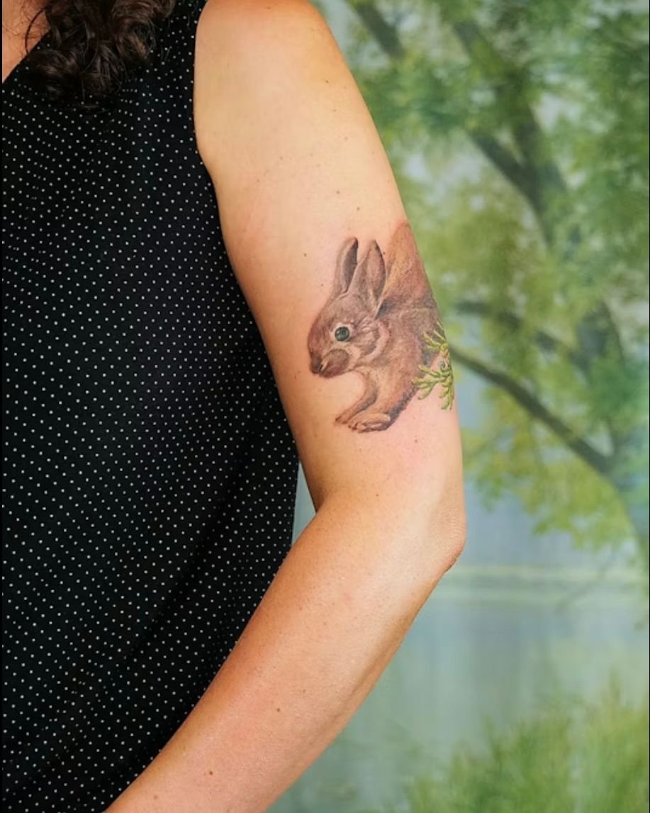 Can you believe she traveled from Montana to Indiana to get this tattoo?🤯

A hopping rabbit for her daughter who never sits still, paired with juniper for the state she calls home. 🐇

Swipe to see more angles and follow along for more custom nature