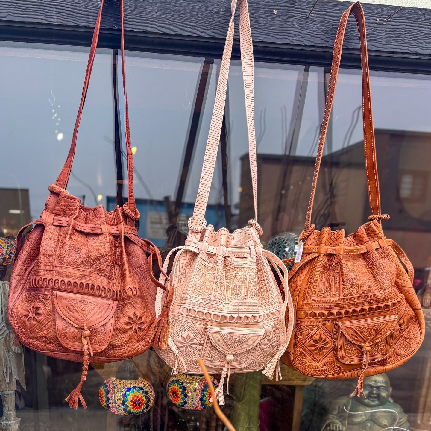 Woven stories and soft leather dreams 🤎👜✨🌙

This beautiful boho shoulder bag is handcrafted in Marrakesh, Morocco 🇲🇦, blending rich kilim textile with soft leather to create a piece that feels both earthy and timeless. The front metal buckles ke