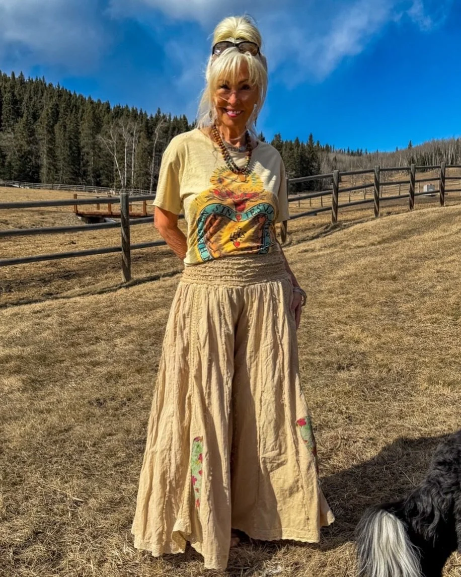 There&rsquo;s something about pieces that feel like they&rsquo;ve already lived a life&hellip; 🌾

Sun-washed tones, soft cotton, and that perfectly undone silhouette&mdash;Jaded Gypsy captures that effortless, free-spirited energy we&rsquo;re always