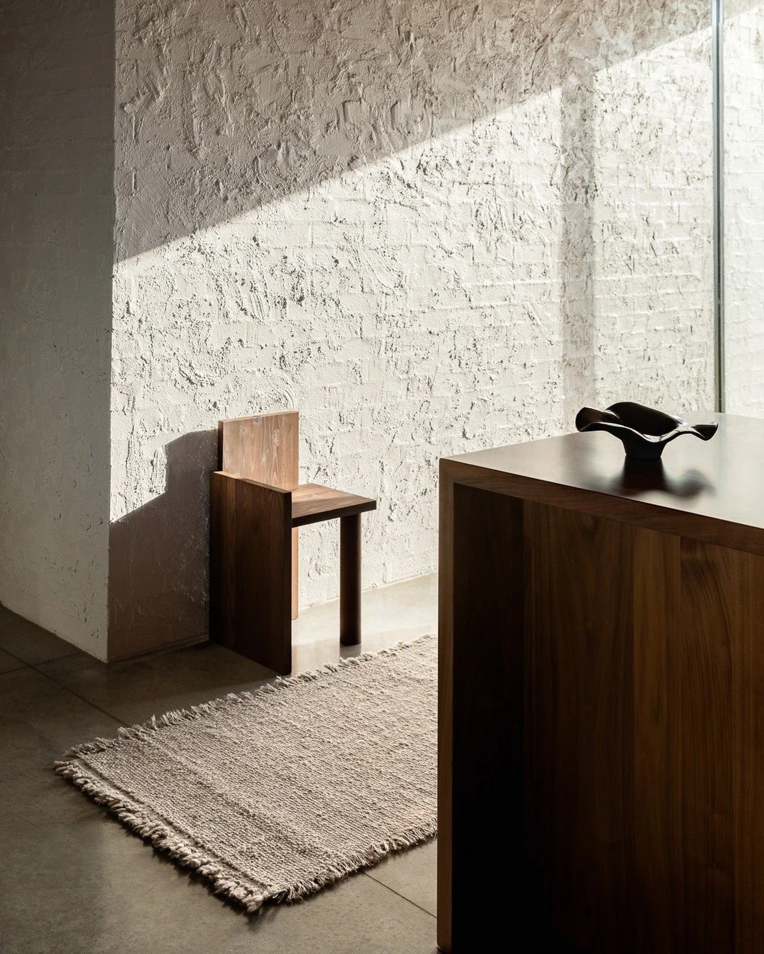 A combination to make even the hearts of the staunchest Minimalists sing,  @BayaLiving's Ulster runner styled to perfection by @TheDesignChaser 🤎 | Raglan, NZ

_
#Baya #interiorphotographer #minimalist #nzdesign  #contemporary #slowliving #simplicit