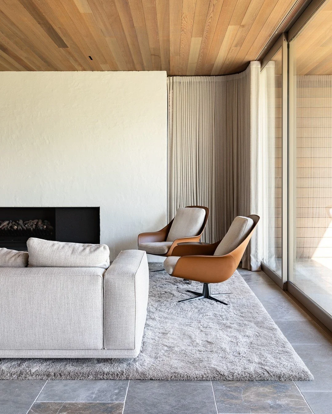 Imagine sitting fireside in this cosy living room, admiring the winter scenery of Manly Beach. Now imagine your feet sinking into the most comfortable, plush rug I've ever treated my pregnant feet to on a shoot - Extreme bliss... 🫶🏻

A stunning pro