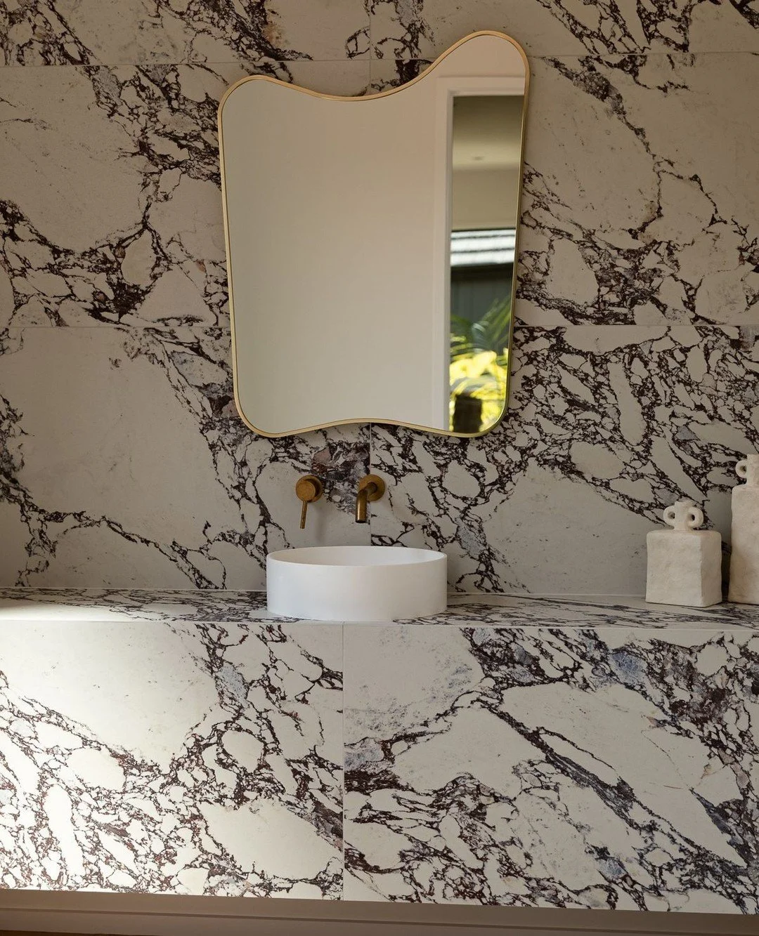 Sometimes, it&rsquo;s the smallest spaces that make the biggest statements! 🛁This powder room by @curated_build from their William Gilbert Dr home is punching above its weight with high impact tiles and brass accents. ✨ | Mangawhai, NZ⁠
⁠
#StudioWei