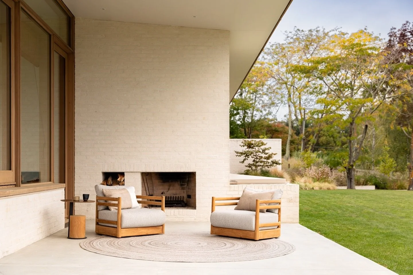 Transport me back to this beautiful Hawkes Bay home - An absolutely dream boat for the @bayaliving Summer 2026 campaign that we captured alongside stylist @thedesignchaser and videographer @tay.prichard. 💛 | Haumoana, Hawkes Bay